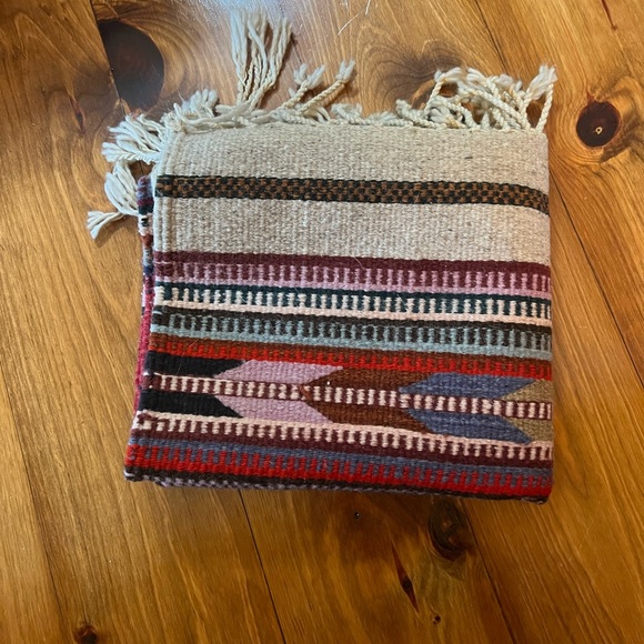 New Wool Rug 2.5’x4.5’ made in NMexico wool - Picture 3 of 4